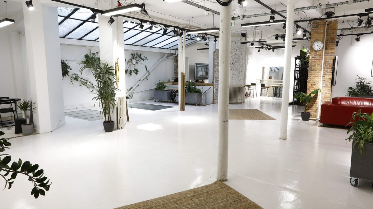 Plénière de 200 m² sous verrière, lumière naturelle zénithale, Paris 10e